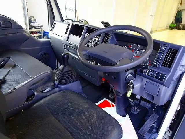 AC　PS　PW(フロントのみ)　SRS　ABS　集中ドアロック　左電格ミラー　AM/FMラジオ　ETC　ターボ　排気ブレーキ　坂道発進補助装置　アイドリングストップ　フォグランプ　リアヒーター|いすゞ エルフ TRG-NJS85A(4WD)の写真5