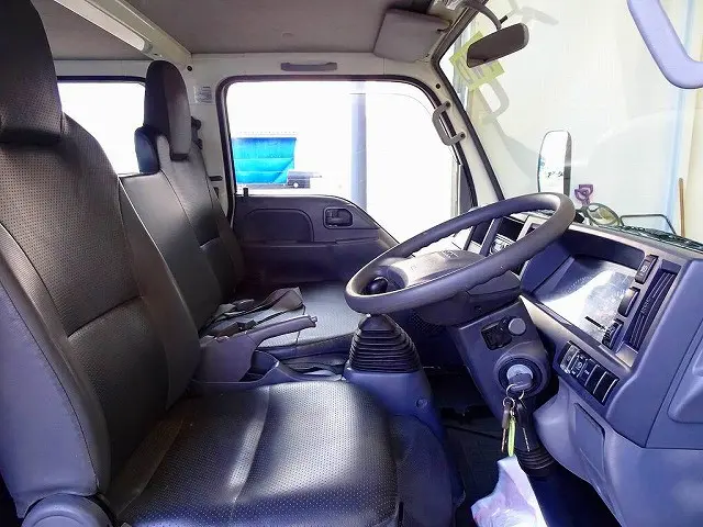 AC　PS　PW(フロントのみ)　SRS　ABS　集中ドアロック　左電格ミラー　AM/FMラジオ　ETC　ターボ　排気ブレーキ　坂道発進補助装置　アイドリングストップ　フォグランプ　リアヒーター|いすゞ エルフ TRG-NJS85A(4WD)の写真6