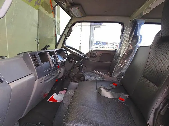 AC　PS　PW(フロントのみ)　SRS　ABS　集中ドアロック　左電格ミラー　AM/FMラジオ　ETC　ターボ　排気ブレーキ　坂道発進補助装置　アイドリングストップ　フォグランプ　リアヒーター|いすゞ エルフ TRG-NJS85A(4WD)の写真8