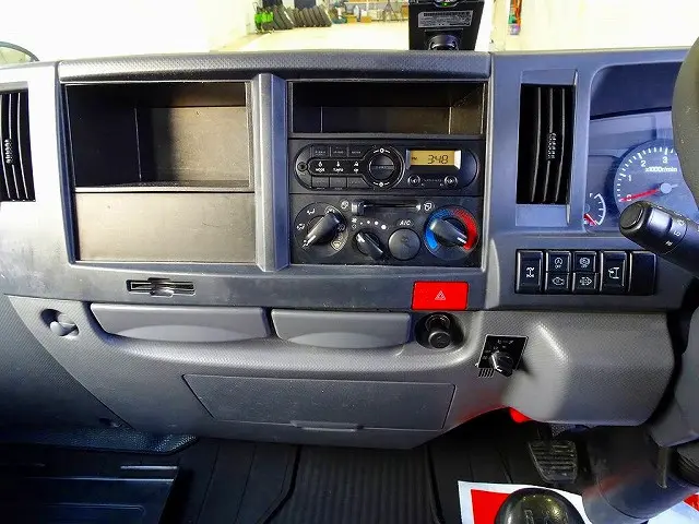 AC　PS　PW(フロントのみ)　SRS　ABS　集中ドアロック　左電格ミラー　AM/FMラジオ　ETC　ターボ　排気ブレーキ　坂道発進補助装置　アイドリングストップ　フォグランプ　リアヒーター|いすゞ エルフ TRG-NJS85A(4WD)の写真10