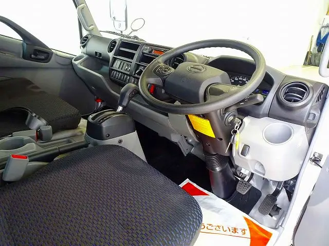 AC　PS　PW(フロント/リア)　SRS　ABS　集中ドアロック　左電格ミラー　AM/FMラジオ　ETC2.0　ルームミラー式バックモニター　ドライブレコーダー　フロアAT|日野 デュトロ 2KG-XZU722M(2WD)の写真5