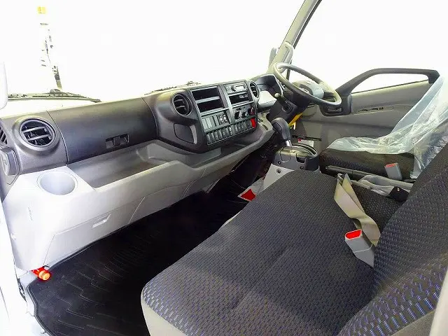 AC　PS　PW(フロント/リア)　SRS　ABS　集中ドアロック　左電格ミラー　AM/FMラジオ　ETC2.0　ルームミラー式バックモニター　ドライブレコーダー　フロアAT|日野 デュトロ 2KG-XZU722M(2WD)の写真7