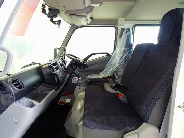 ターボ　排気ブレーキ　車線逸脱警報装置　衝突被害軽減ブレーキ　アイドリングストップ　フォグランプ　トラクションコントロール　リアヒーター/クーラー付|日野 デュトロ 2KG-XZU722M(2WD)の写真8