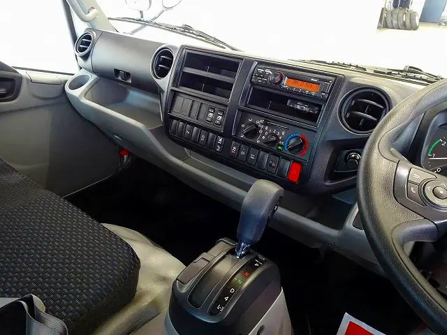 AC　PS　PW(フロント/リア)　SRS　ABS　集中ドアロック　左電格ミラー　AM/FMラジオ　ETC2.0　ルームミラー式バックモニター　ドライブレコーダー　フロアAT|日野 デュトロ 2KG-XZU722M(2WD)の写真9