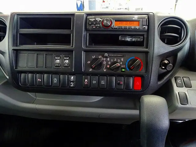 ターボ　排気ブレーキ　車線逸脱警報装置　衝突被害軽減ブレーキ　アイドリングストップ　フォグランプ　トラクションコントロール　リアヒーター/クーラー付|日野 デュトロ 2KG-XZU722M(2WD)の写真10