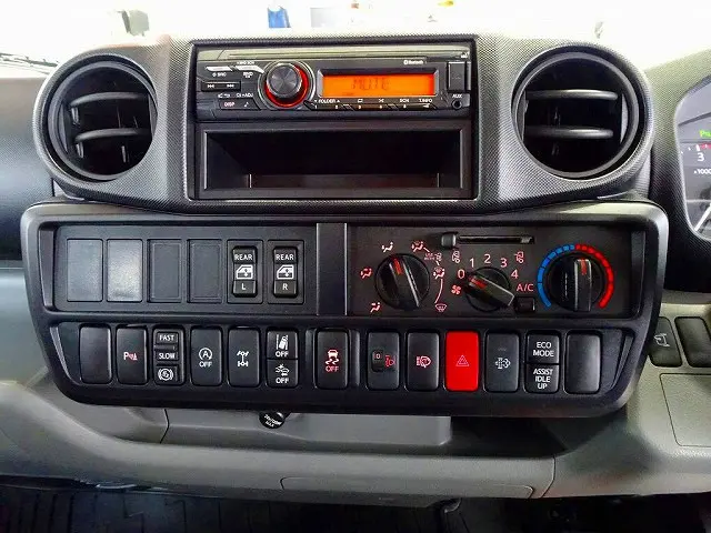 坂道発進補助装置 車線逸脱警報装置 衝突被害軽減ブレーキ アイドリングストップ フォグランプ トラクションコントロール ヘッドライトウォッシャー|日野 デュトロ 2DG-XZU685M(4WD)の写真10