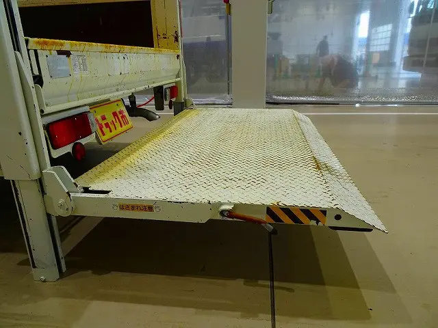 垂直パワーゲート　600kg　新明和/RE06-1133　長：90cm/有効長：77cm　幅：158cm　左リア支柱PGスイッチ|トヨタ ダイナ QDF-KDY231(2WD)の写真35