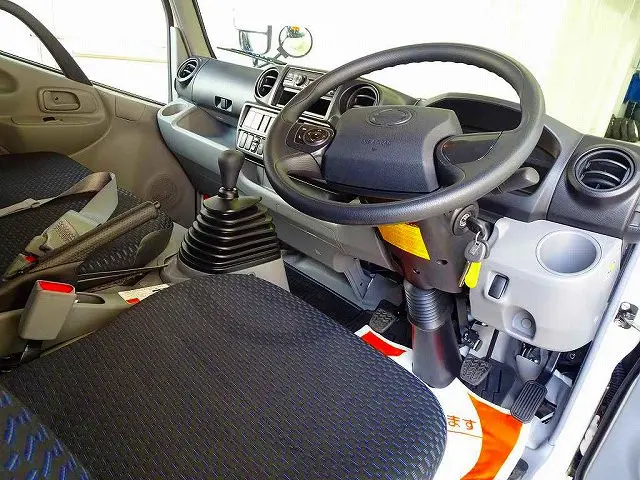 AC PS PW(フロント/リア) SRS ABS 集中ドアロック 左電格ミラー AM/FMラジオ ルームミラー式バックモニター ターボ 排気ブレーキ|日野 デュトロ 2DG-XZU685M(4WD)の写真5