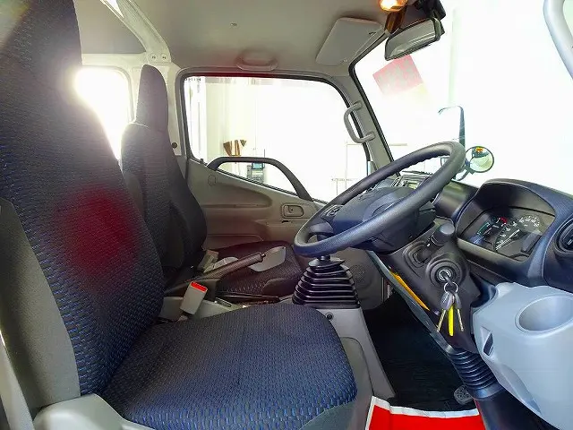 坂道発進補助装置 車線逸脱警報装置 衝突被害軽減ブレーキ アイドリングストップ フォグランプ トラクションコントロール ヘッドライトウォッシャー|日野 デュトロ 2DG-XZU685M(4WD)の写真6
