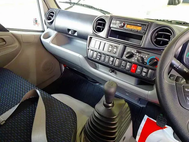 AC PS PW(フロント/リア) SRS ABS 集中ドアロック 左電格ミラー AM/FMラジオ ルームミラー式バックモニター ターボ 排気ブレーキ|日野 デュトロ 2DG-XZU685M(4WD)の写真9