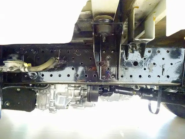 シャーシは 錆止め/マフラー塗装 仕上げに力を入れています。|いすゞ エルフ TRG-NHS85A(4WD)の写真35