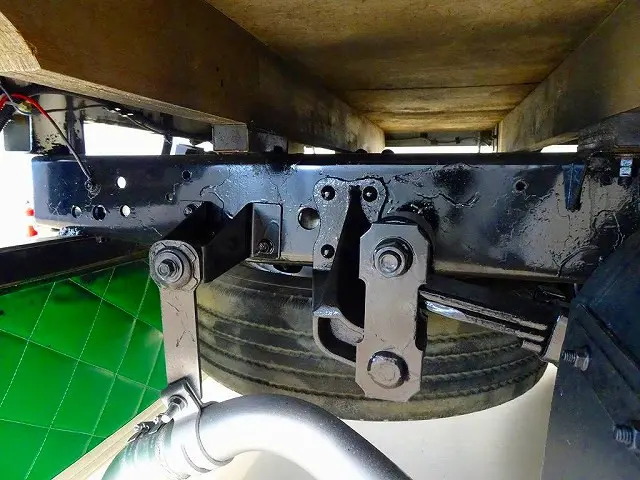 リアシャシ泥除けカバー取付|いすゞ エルフ TRG-NHS85A(4WD)の写真42