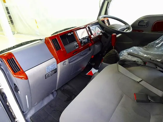 AC　PS　PW(Fのみ)　SRS　ABS　キーレス　左電格ミラー　社外ナビ/フルセグTV/DVD　ETC　ターボ　排気ブレーキ　HSA　フォグランプ　ASR　リアヒーター　リアガラス三面フィルム貼り|いすゞ エルフ TPG-NJR85A(2WD)の写真7