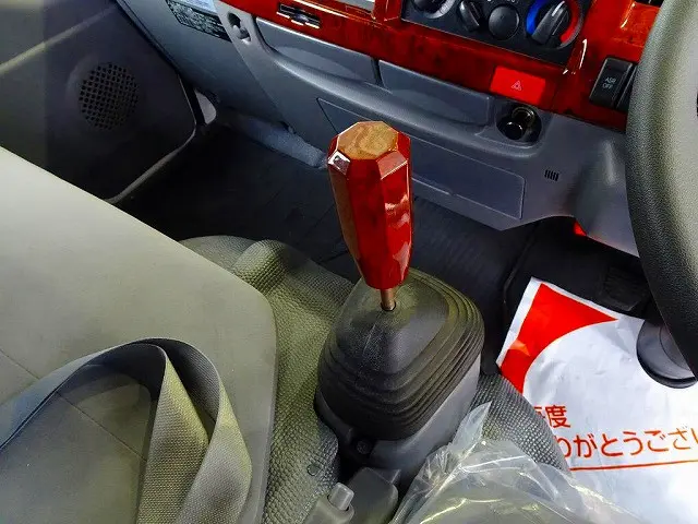 フロア5MT|いすゞ エルフ TPG-NJR85A(2WD)の写真14