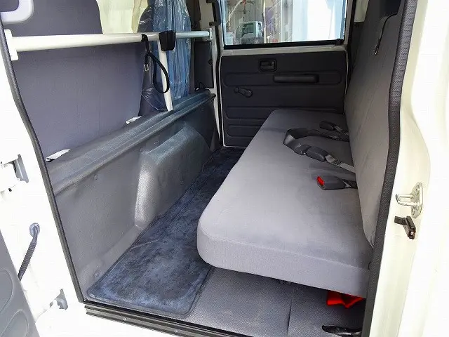 Wキャブ　6人乗り　PW(フロントのみ)　リアヒーター　リアガラス三面フィルム貼り|いすゞ エルフ TPG-NJR85A(2WD)の写真21