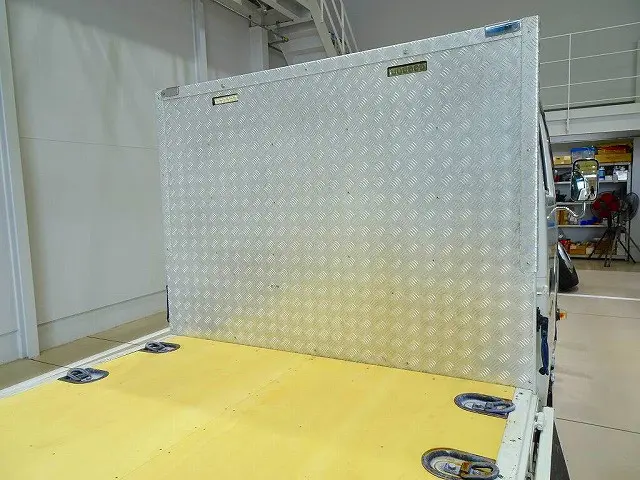荷台内寸：205×161×38　三方開　床板張替え　埋め込みフック4対　左右アオリ上部/前立て鳥居アルミ縞鋼板　鳥居作業灯2個　垂直PG/800kg付|いすゞ エルフ TPG-NJR85A(2WD)の写真26