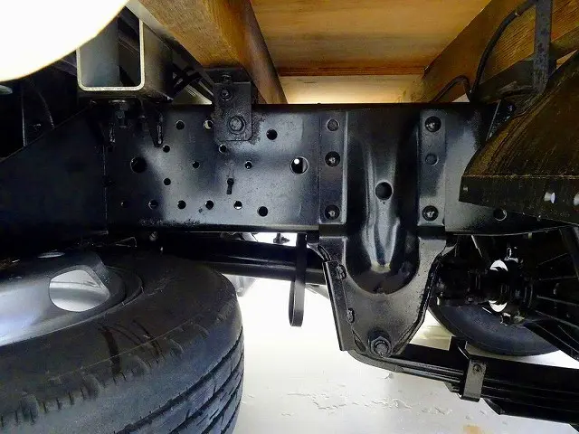 シャーシは 錆止め/マフラー塗装 仕上げに力を入れています。|いすゞ エルフ TPG-NJR85A(2WD)の写真41