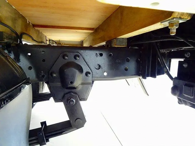 シャーシは 錆止め/マフラー塗装 仕上げに力を入れています。|いすゞ エルフ TPG-NJR85A(2WD)の写真42