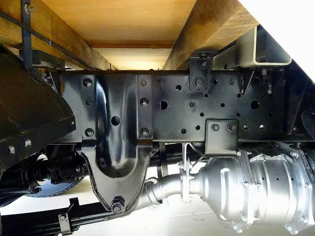 シャーシは 錆止め/マフラー塗装 仕上げに力を入れています。|いすゞ エルフ TPG-NJR85A(2WD)の写真47