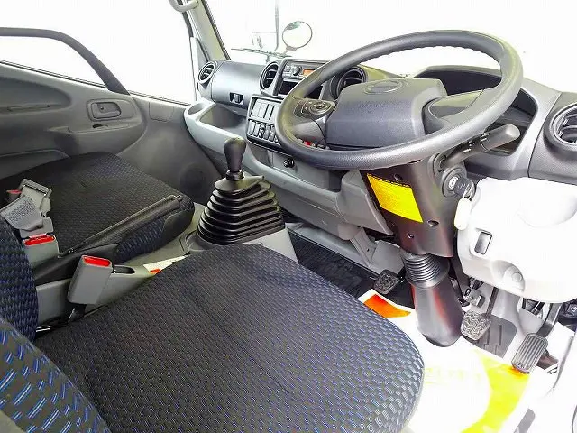 AC　PS　PW(フロント/リア)　SRS　ABS　集中ドアロック　左電格ミラー　AM/FMラジオ　ルームミラー式バックモニター　ターボ　排気ブレーキ　|日野 デュトロ 2DG-XZU685M(4WD)の写真5