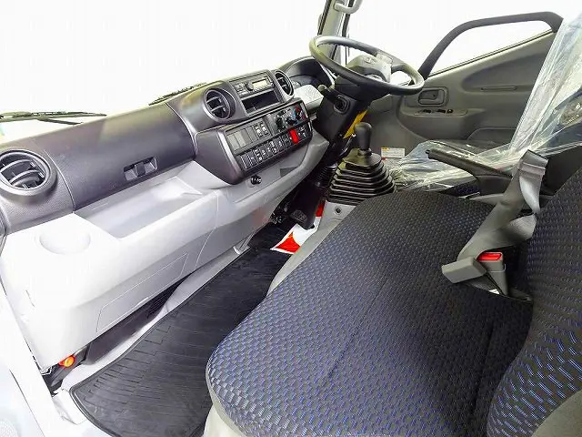 AC　PS　PW(フロント/リア)　SRS　ABS　集中ドアロック　左電格ミラー　AM/FMラジオ　ルームミラー式バックモニター　ターボ　排気ブレーキ　|日野 デュトロ 2DG-XZU685M(4WD)の写真7