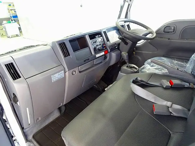 AC　PS　PW(フロントのみ)　SRS　ABS　キーレス(不良)　左電格ミラー　AM/FMラジオ　ETC　ターボ　排気ブレーキ　アイドリングストップ　フォグランプ　トラクションコントロール|いすゞ エルフ TRG-NJR85A(2WD)の写真7