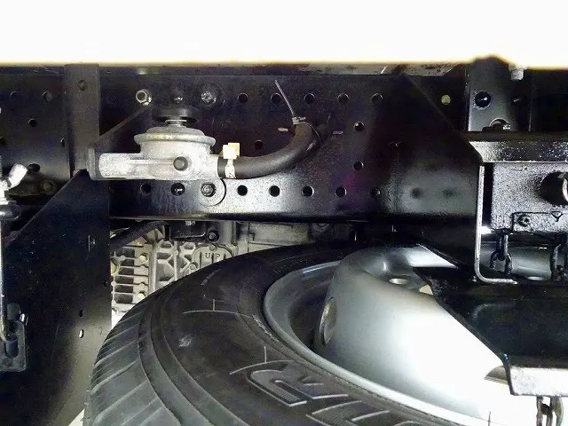 シャーシは 錆止め/マフラー塗装 仕上げに力を入れています。|いすゞ エルフ TRG-NJR85A(2WD)の写真35