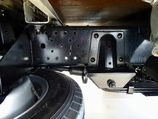 シャーシは 錆止め/マフラー塗装 仕上げに力を入れています。|いすゞ エルフ TRG-NJR85A(2WD)の写真36