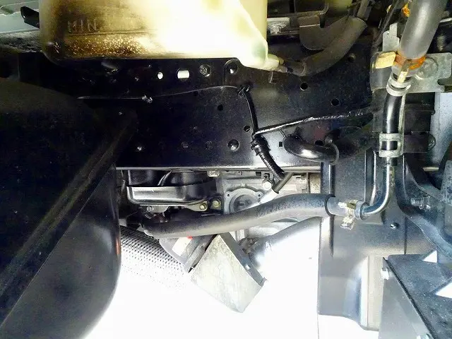 シャーシは 錆止め/マフラー塗装 仕上げに力を入れています。|いすゞ エルフ TRG-NJR85A(2WD)の写真40