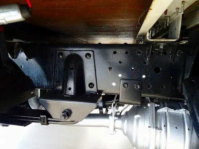 シャーシは 錆止め/マフラー塗装 仕上げに力を入れています。|いすゞ エルフ TRG-NJR85A(2WD)の写真42