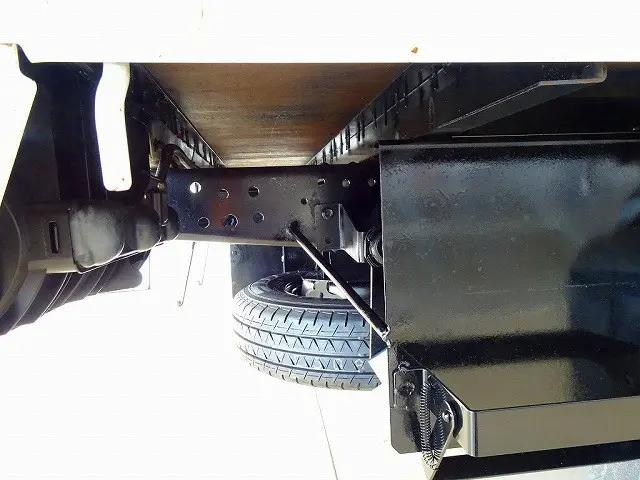 シャーシは 錆止め/マフラー塗装 仕上げに力を入れています。|いすゞ エルフ TRG-NJR85A(2WD)の写真43