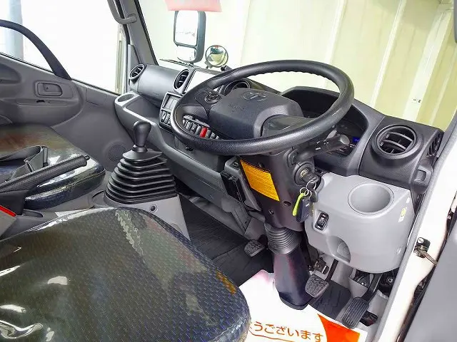 AC　PS　PW(フロント/リア)　SRS　ABS　集中ドアロック　左右電格ミラー/ヒーター/電動角度調整　社外ナビ/バックカメラ連動/フルセグ/CD　ETC　バックモニター　ドライブレコーダー|トヨタ ダイナ 2RG-XZU655(2WD)の写真5