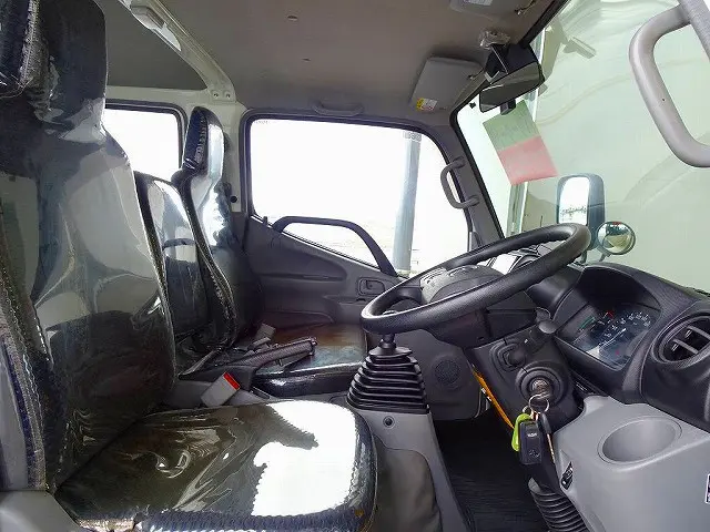 ターボ　排気ブレーキ　坂道発進補助装置　車線逸脱警報装置　衝突被害軽減ブレーキ　アイドリングストップ　トラクションコントロール　リアヒーター/クーラー　ビニールシートカバー|トヨタ ダイナ 2RG-XZU655(2WD)の写真6