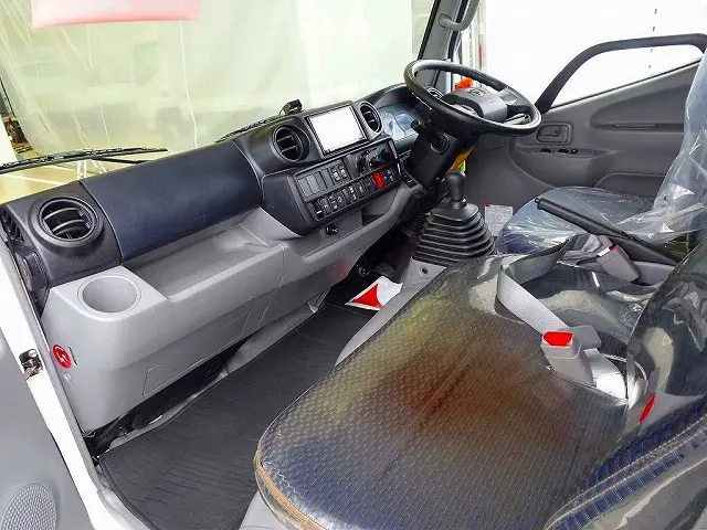 AC　PS　PW(フロント/リア)　SRS　ABS　集中ドアロック　左右電格ミラー/ヒーター/電動角度調整　社外ナビ/バックカメラ連動/フルセグ/CD　ETC　バックモニター　ドライブレコーダー|トヨタ ダイナ 2RG-XZU655(2WD)の写真7