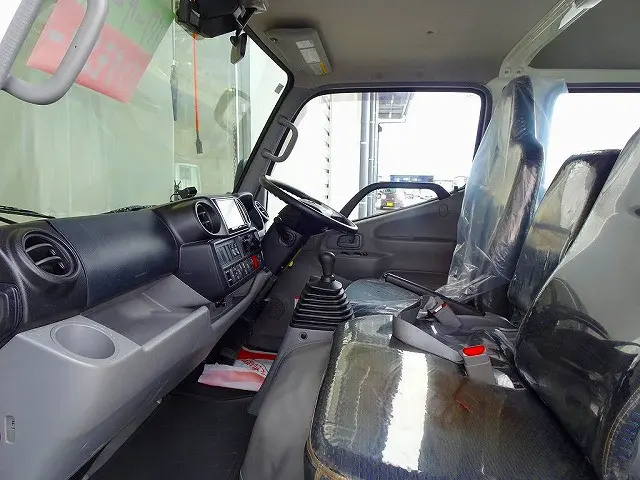 ターボ　排気ブレーキ　坂道発進補助装置　車線逸脱警報装置　衝突被害軽減ブレーキ　アイドリングストップ　トラクションコントロール　リアヒーター/クーラー　ビニールシートカバー|トヨタ ダイナ 2RG-XZU655(2WD)の写真8