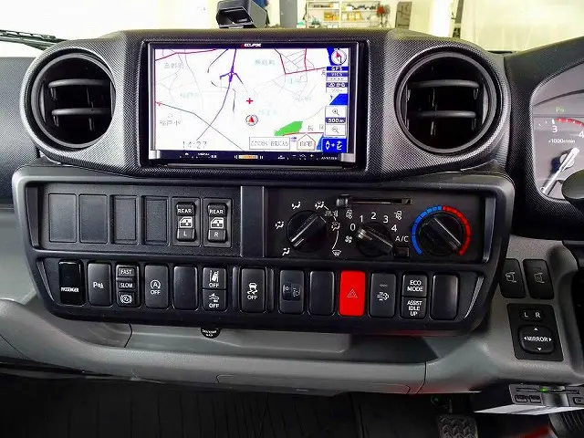 ターボ　排気ブレーキ　坂道発進補助装置　車線逸脱警報装置　衝突被害軽減ブレーキ　アイドリングストップ　トラクションコントロール　リアヒーター/クーラー　ビニールシートカバー|トヨタ ダイナ 2RG-XZU655(2WD)の写真10