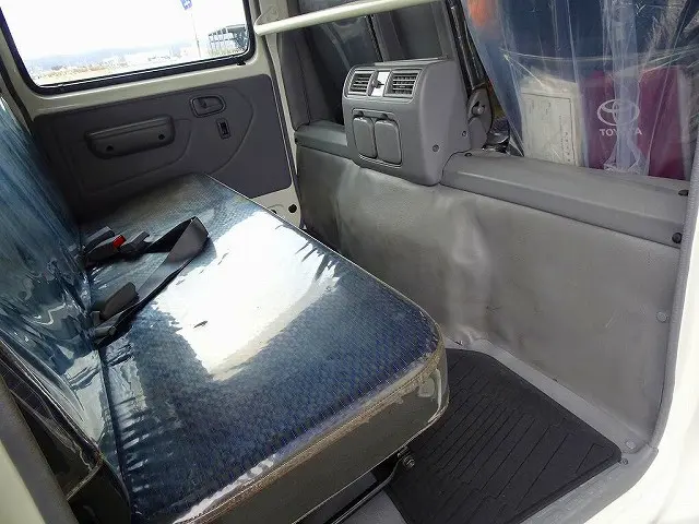 Wキャブ　6人乗り　PW(フロント/リア)　リアヒーター/クーラー付　消火器1個|トヨタ ダイナ 2RG-XZU655(2WD)の写真19