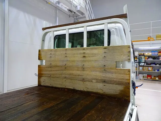 荷台内寸：329×178×36　三方開　床板二重張り　ロープ穴3対　前立て鳥居板張り/左右角出しボルト止め/枕木取付　垂直PG/600kg付|トヨタ ダイナ 2RG-XZU655(2WD)の写真27