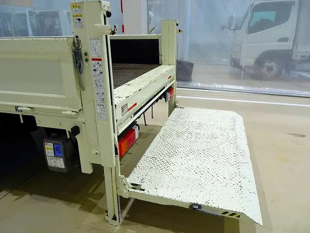 垂直パワーゲート　600kg　極東開発/V601B-1MRT2　長：85cm/有効長：74cm　幅：176cm　左リア支柱PGスイッチ　左リアシャシPGスイッチコード|トヨタ ダイナ 2RG-XZU655(2WD)の写真36