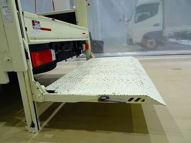 垂直パワーゲート　600kg　極東開発/V601B-1MRT2　長：85cm/有効長：74cm　幅：176cm　左リア支柱PGスイッチ　左リアシャシPGスイッチコード|トヨタ ダイナ 2RG-XZU655(2WD)の写真37