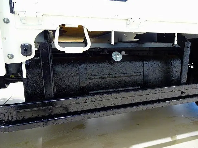 燃料タンク100L　シャーシは 錆止め/マフラー塗装 仕上げに力を入れています。|トヨタ ダイナ 2RG-XZU655(2WD)の写真44