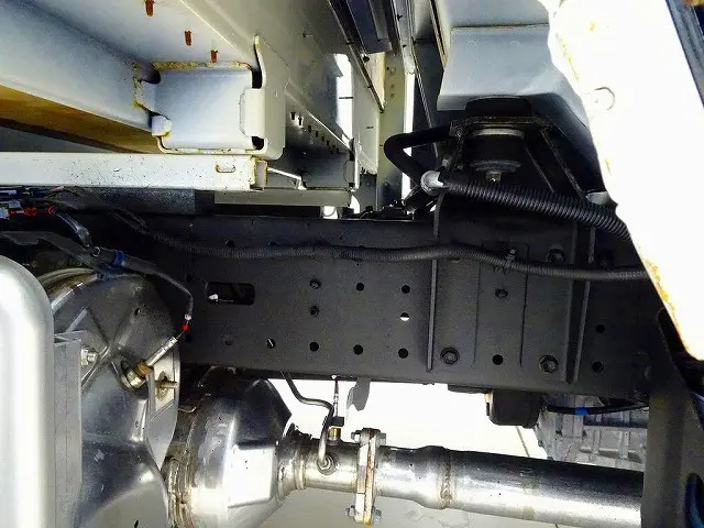 燃料タンク100L　シャーシは 錆止め/マフラー塗装 仕上げに力を入れています。|トヨタ ダイナ 2RG-XZU655(2WD)の写真48