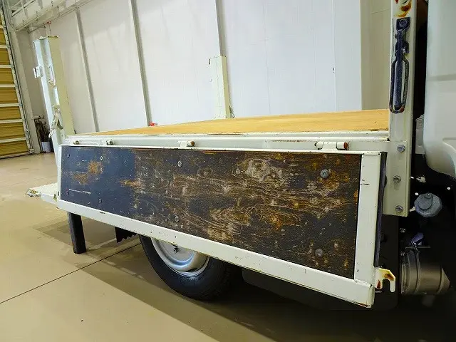 荷台内寸:206×161×38 三方開 床板張替え 垂直パワーゲート 600kg 新明和/RE06-1133 長:83cm/有効長:70cm 幅:158cm 左リア支柱PGスイッチ|いすゞ エルフ TRG-NHS85A(4WD)の写真29