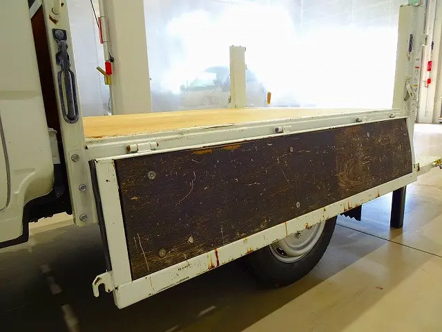 荷台内寸:206×161×38 三方開 床板張替え 垂直パワーゲート 600kg 新明和/RE06-1133 長:83cm/有効長:70cm 幅:158cm 左リア支柱PGスイッチ|いすゞ エルフ TRG-NHS85A(4WD)の写真31