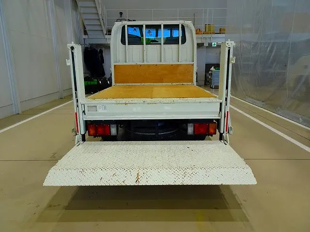 荷台内寸:206×161×38 三方開 床板張替え 垂直パワーゲート 600kg 新明和/RE06-1133 長:83cm/有効長:70cm 幅:158cm 左リア支柱PGスイッチ|いすゞ エルフ TRG-NHS85A(4WD)の写真33