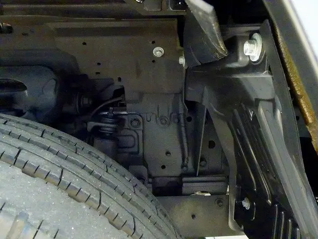 シャーシは 錆止め/マフラー塗装 仕上げに力を入れています。|いすゞ エルフ TRG-NHS85A(4WD)の写真40