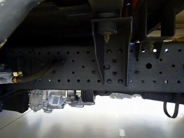 シャーシは 錆止め/マフラー塗装 仕上げに力を入れています。|いすゞ エルフ TRG-NHS85A(4WD)の写真41