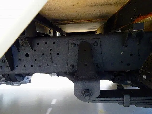 シャーシは 錆止め/マフラー塗装 仕上げに力を入れています。|いすゞ エルフ TRG-NHS85A(4WD)の写真42