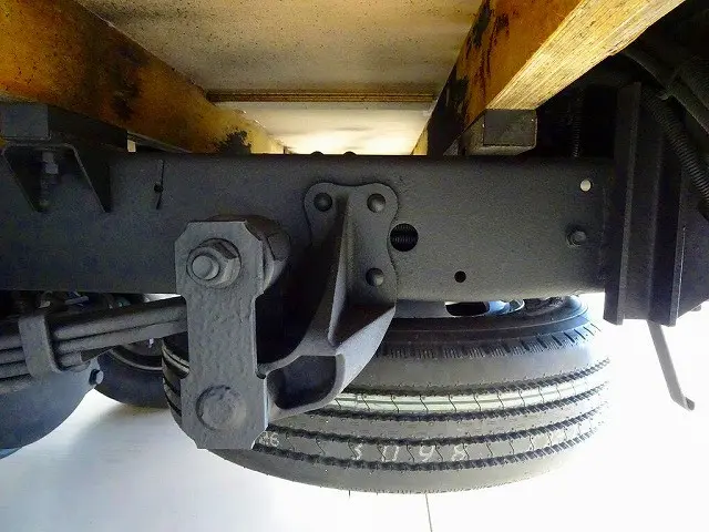 シャーシは 錆止め/マフラー塗装 仕上げに力を入れています。|いすゞ エルフ TRG-NHS85A(4WD)の写真43