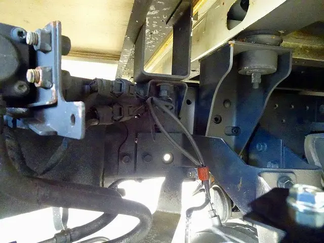 シャーシは 錆止め/マフラー塗装 仕上げに力を入れています。|いすゞ エルフ TRG-NHS85A(4WD)の写真48